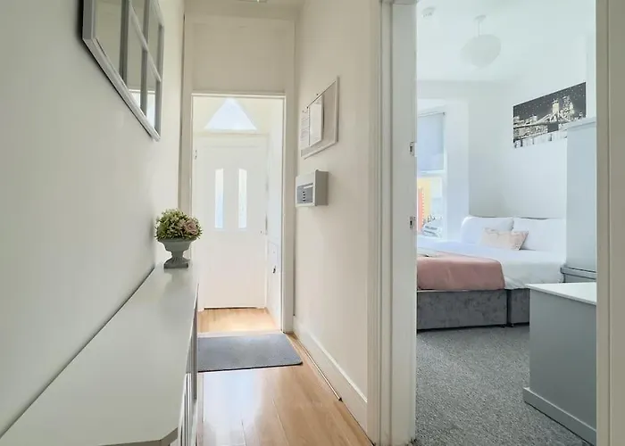 Spacious 4 Double Bedrooms & 4 En-Suite Bathroom