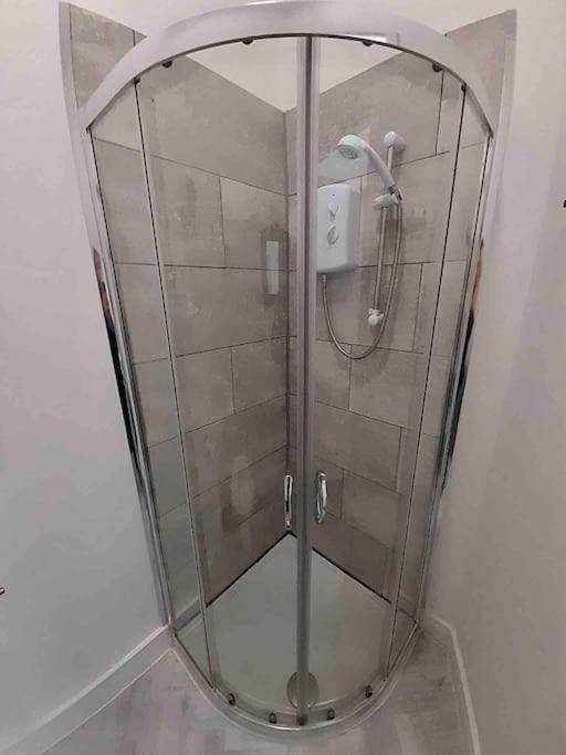 Spacious 4 Double Bedrooms & 4 En-suite Bathroom