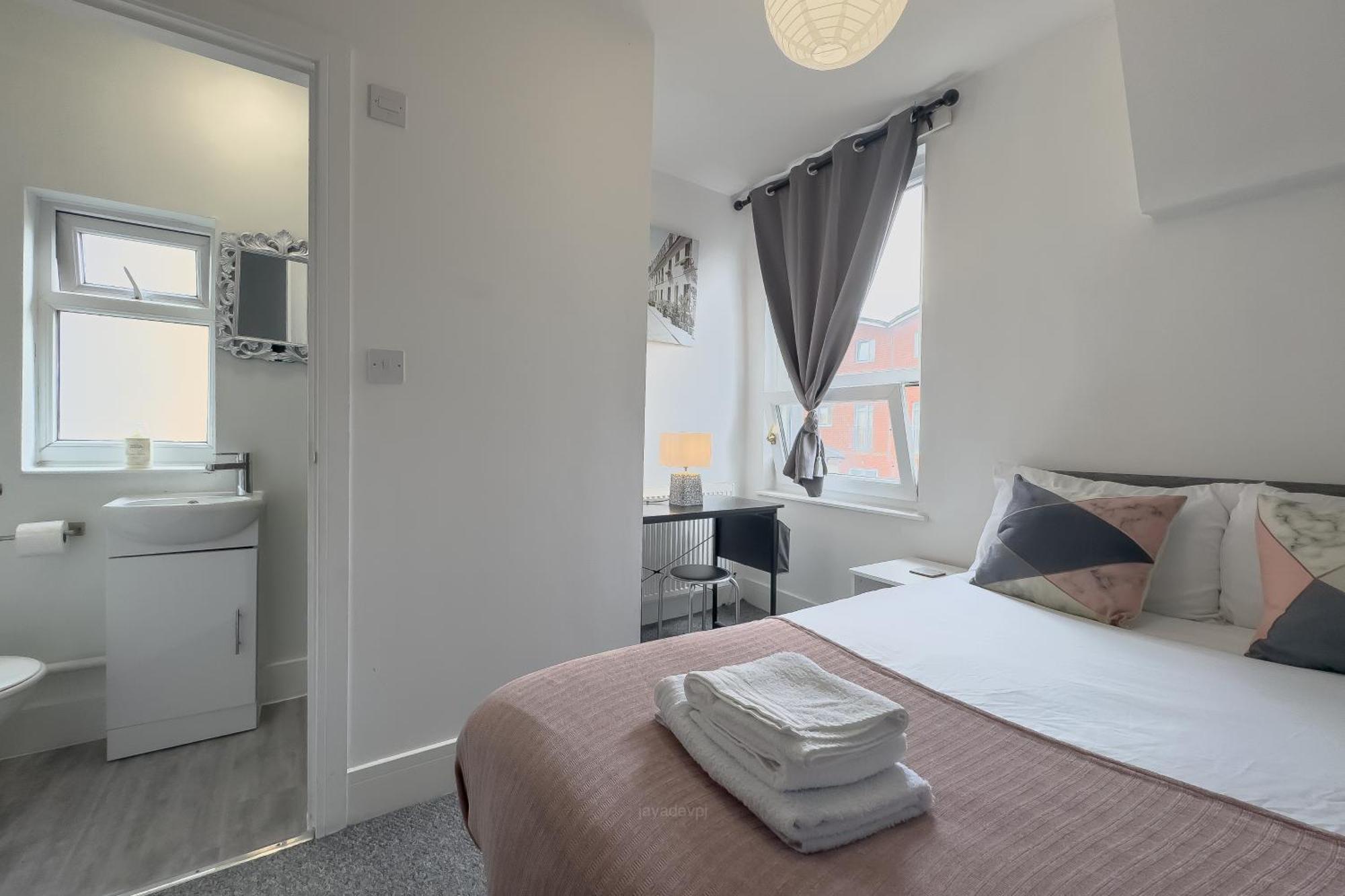 Spacious 4 Double Bedrooms & 4 En-suite Bathroom