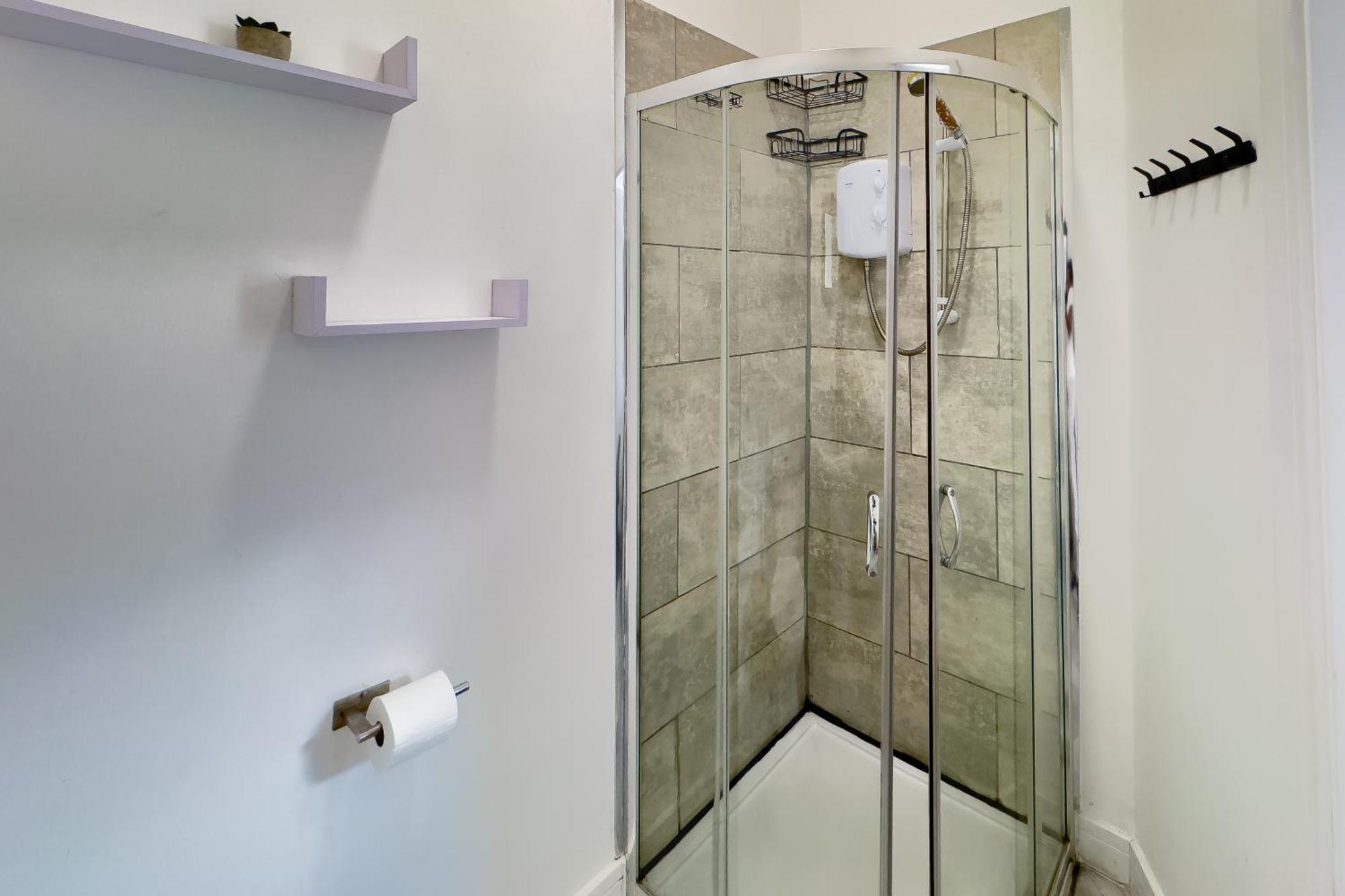 Spacious 4 Double Bedrooms & 4 En-suite Bathroom Holiday home