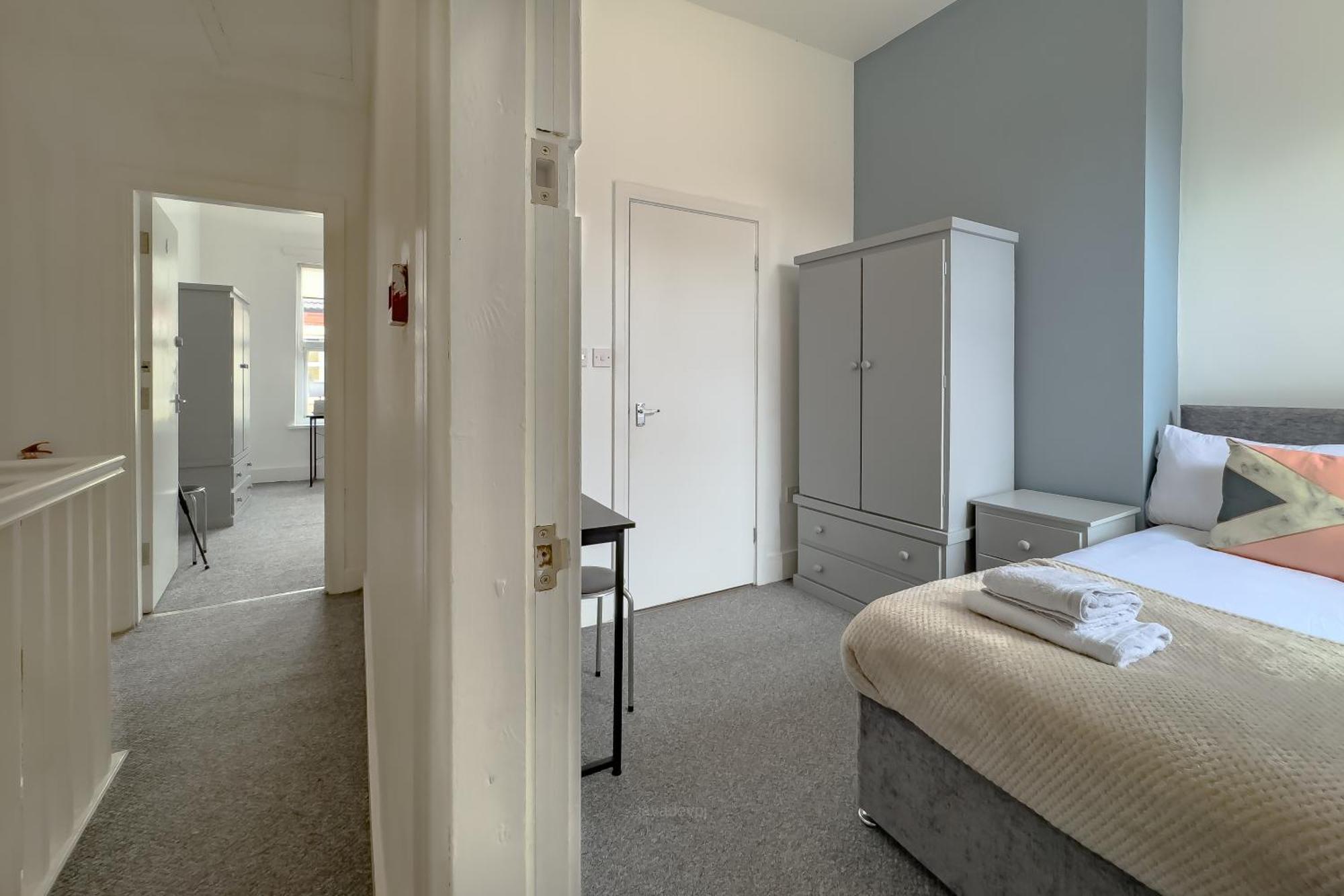 Spacious 4 Double Bedrooms & 4 En-suite Bathroom