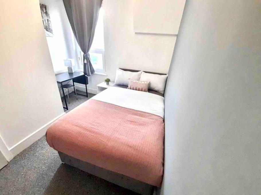 Spacious 4 Double Bedrooms & 4 En-suite Bathroom Holiday home Liverpool