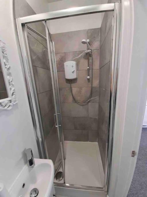 Holiday home Spacious 4 Double Bedrooms & 4 En-suite Bathroom