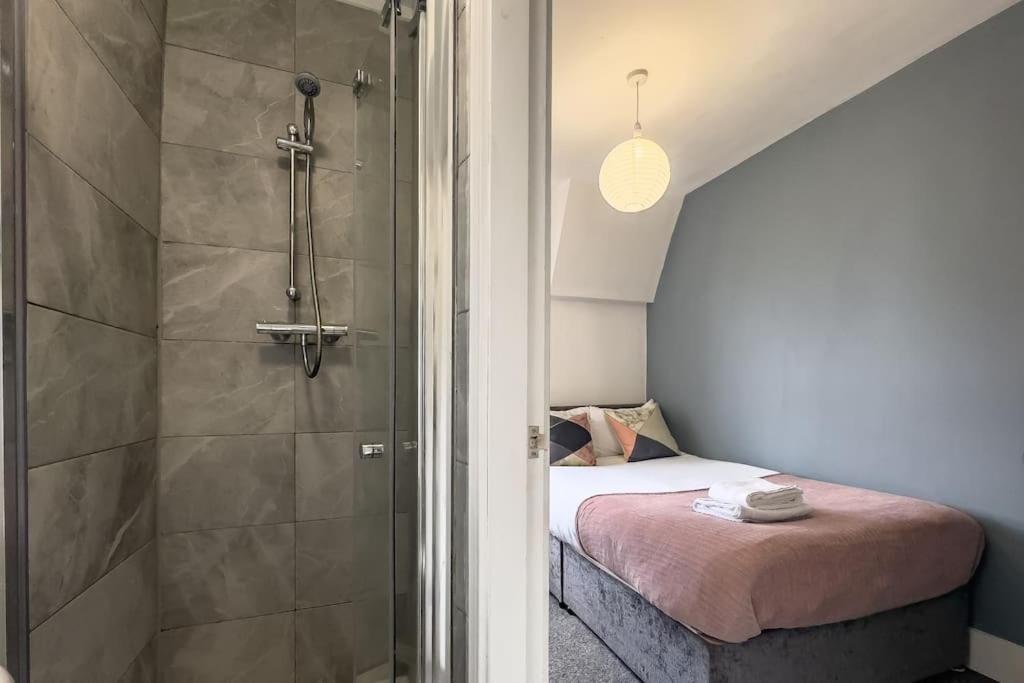 Spacious 4 Double Bedrooms & 4 En-suite Bathroom *