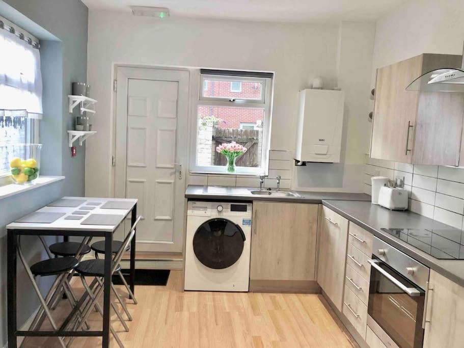 Holiday home Spacious 4 Double Bedrooms & 4 En-suite Bathroom Liverpool