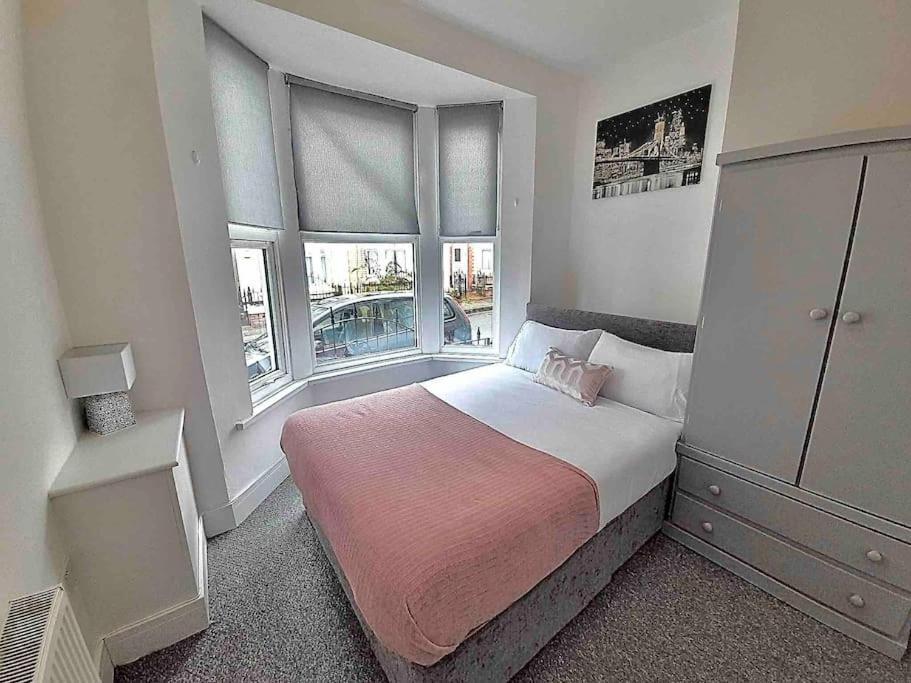 Holiday home Spacious 4 Double Bedrooms & 4 En-suite Bathroom *