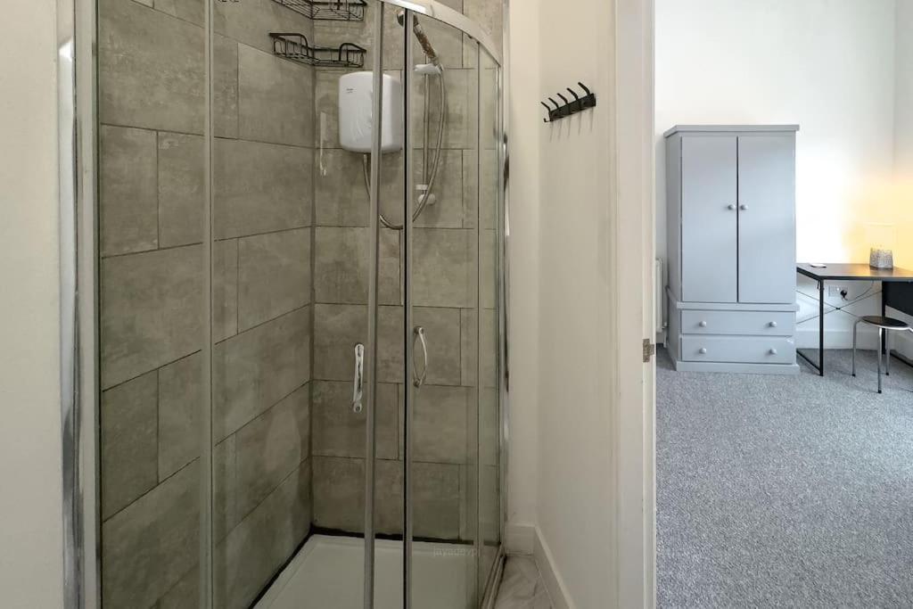 Spacious 4 Double Bedrooms & 4 En-suite Bathroom Holiday home *