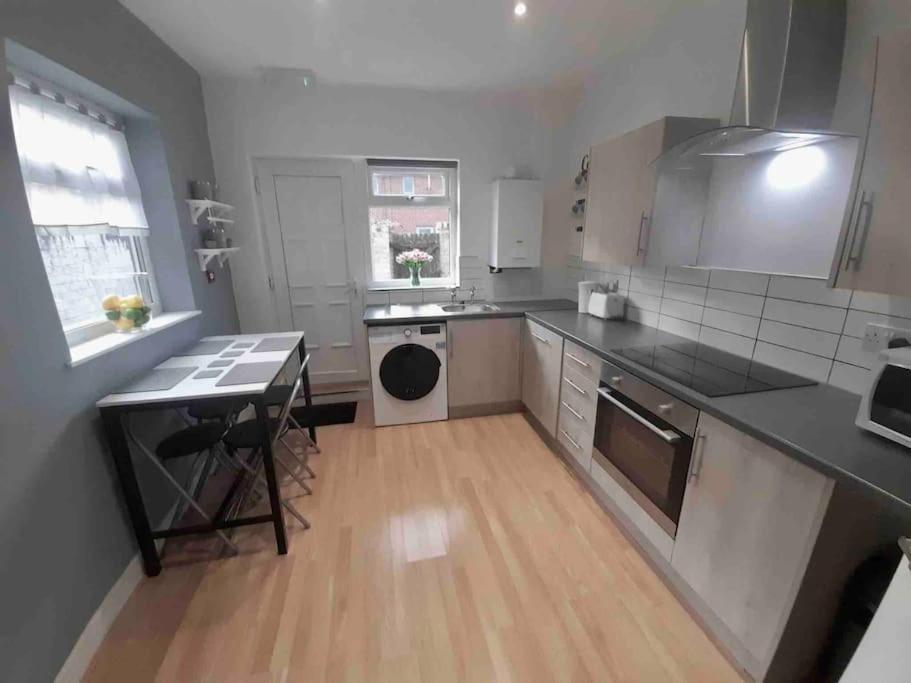 Holiday home Spacious 4 Double Bedrooms & 4 En-suite Bathroom *
