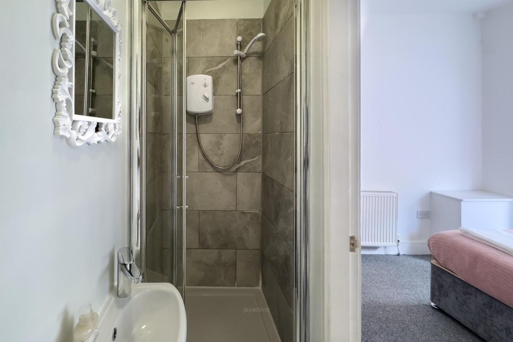 Spacious 4 Double Bedrooms & 4 En-suite Bathroom