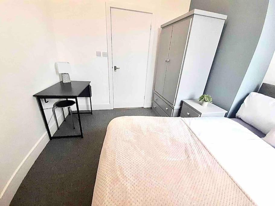 Holiday home Spacious 4 Double Bedrooms & 4 En-suite Bathroom *